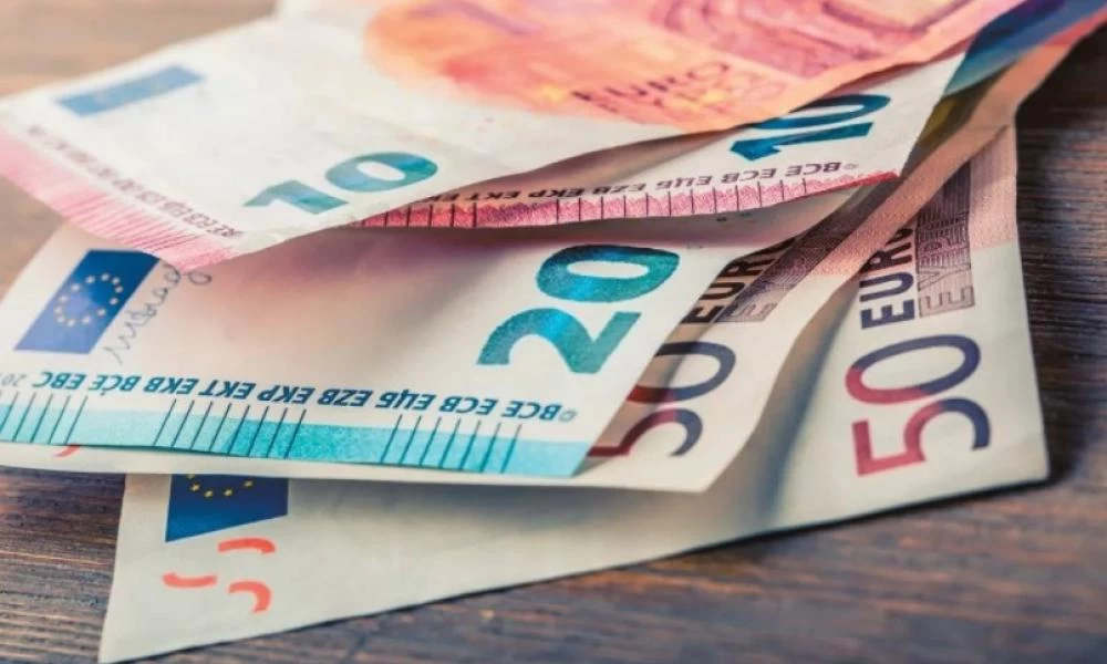 Έκτακτο μέρισμα τα Χριστούγεννα: Ποιοι θα πάρουν έως και 900 ευρώ